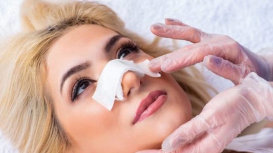 چند روز بعد از عمل بینی می‌توان به پهلو خوابید
