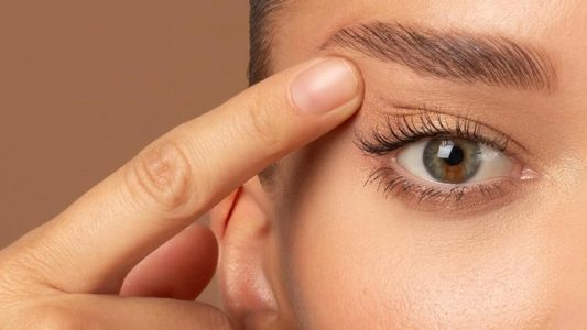 بررسی بهترین سن برای عمل بلفاروپلاستی در مجله دکتر غرابی