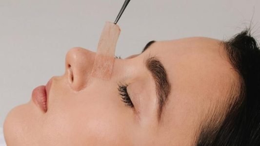 آموزش طریقه چسب زدن بینی بعد از عمل در مجله دکتر غرابی