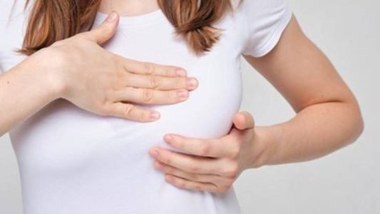 بررسی دلایل و روش‌های کاهش ورم بعد از عمل پروتز سینه در مجله دکتر غرابی